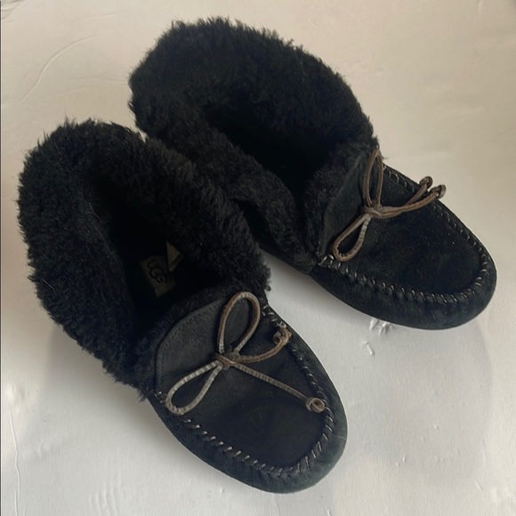UGG - Black Sheepskin Moccasin Alena Slippers - size 7 - Picture 1 of 6